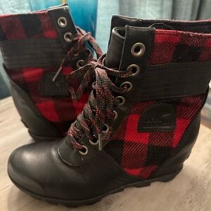Sorel Women's Black and Red Plaid Lexie Wedge Lace-Up Boots 9.5